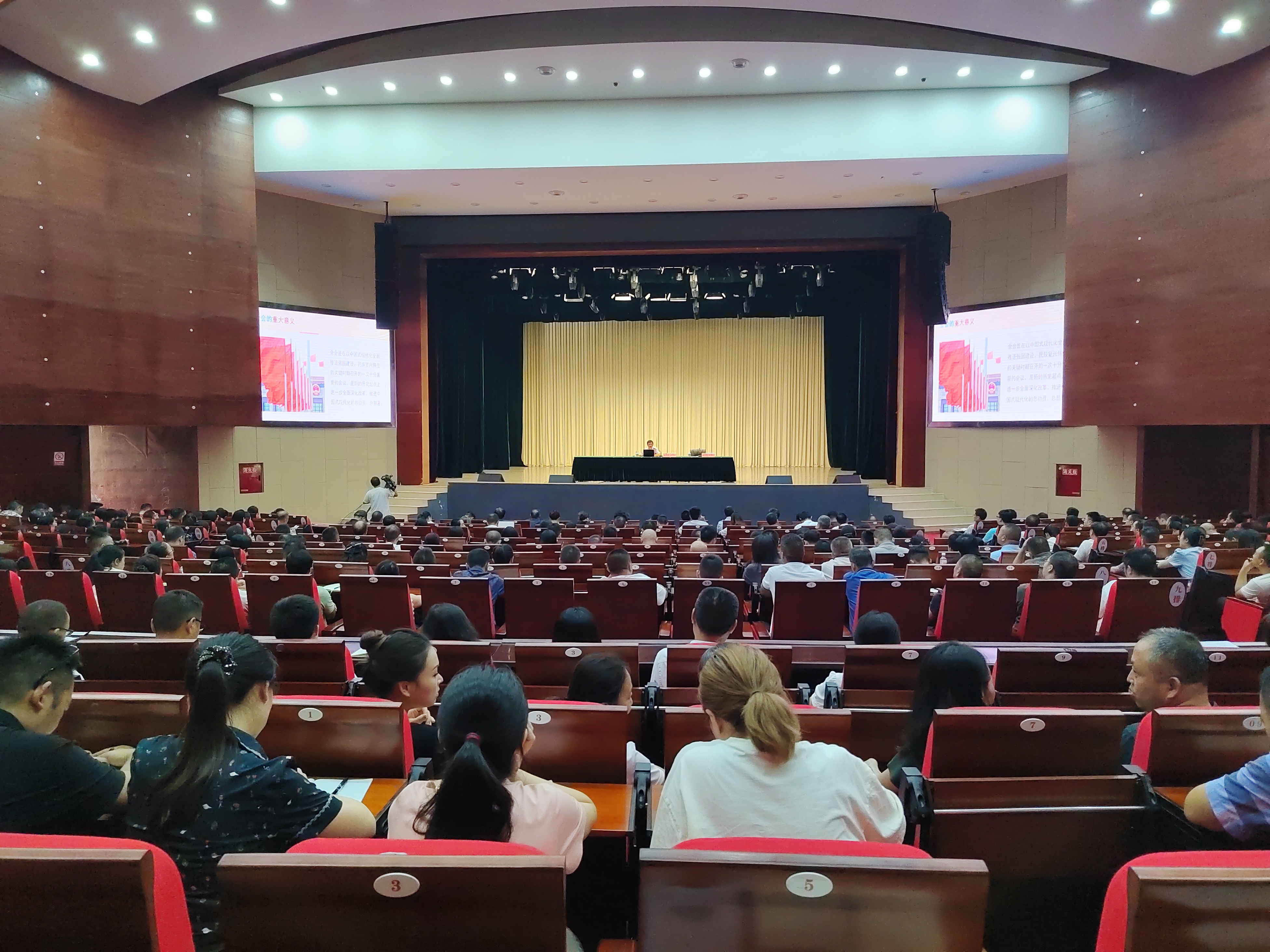 /website-webapp/ewebeditor/uploadfile/10法学教研室副教授王京星在市直机关宣讲