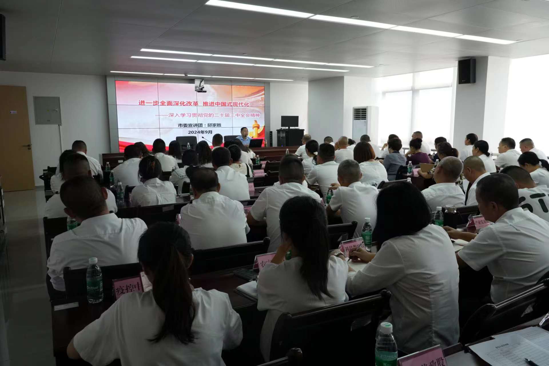 /website-webapp/ewebeditor/uploadfile/4法学教研室主任邱家胜在夹江县农业农村局宣讲