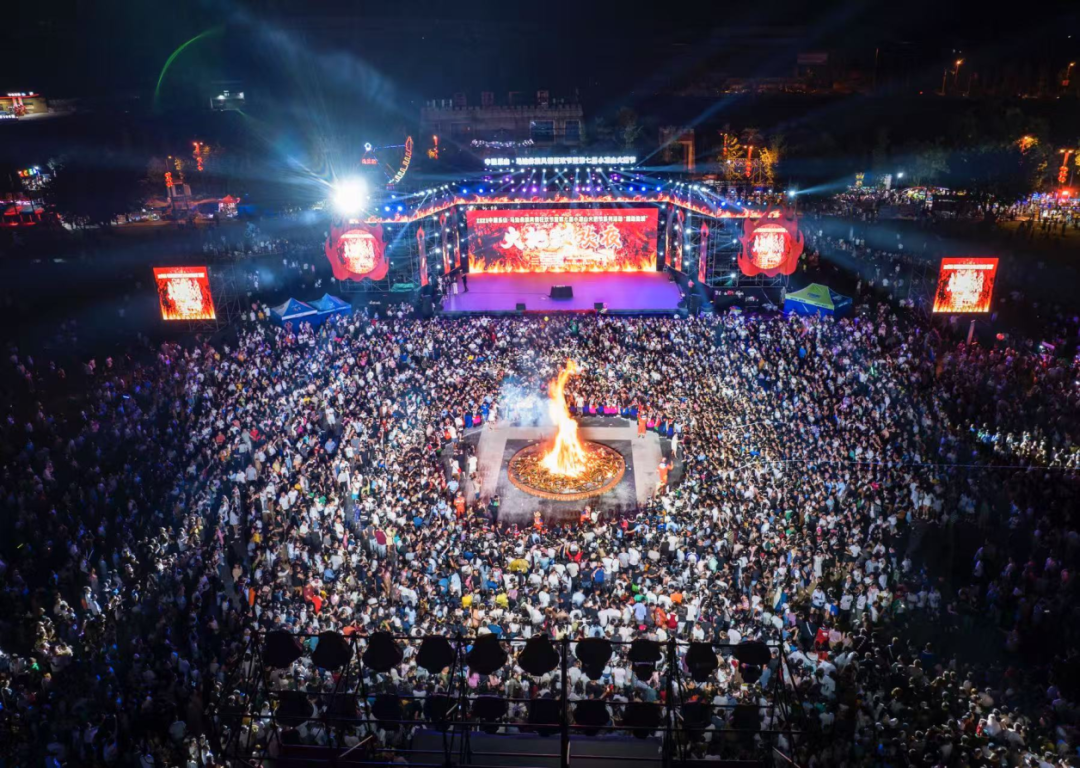 图：小凉山火把节狂欢夜盛况，摄影：何为